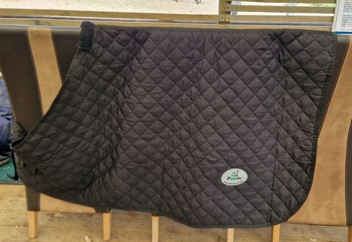 Black quilted horse - black, under