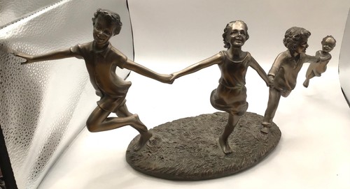 Statue children running - of,
