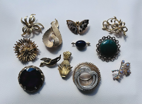Vintage costume brooches - 12,
