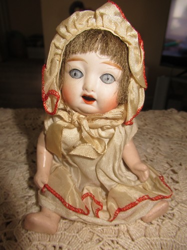 Small antique porcelain head - small,