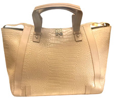 PIED A TERRE Authentic Real