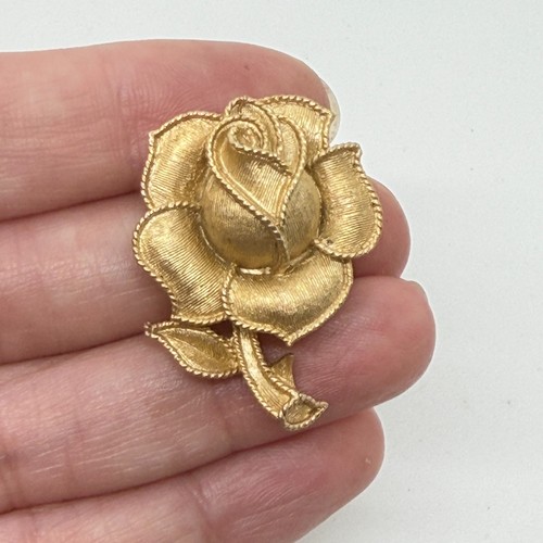 Trifari pin brooch small rose - trifari,