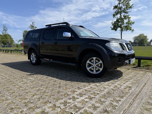 Black nissan navara d40 - black,