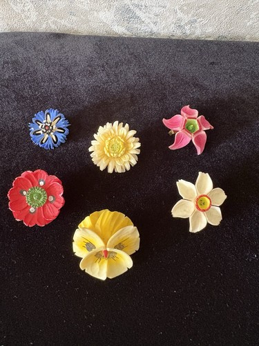 Early plastics flower brooch - plastics,