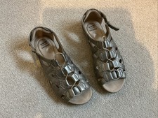 Women's Sandals Size 5 Earth