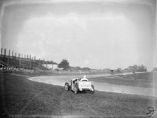 E Hodges, Singer Le Mans, runs