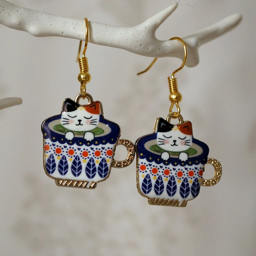 Cat teacup earrings - in, a