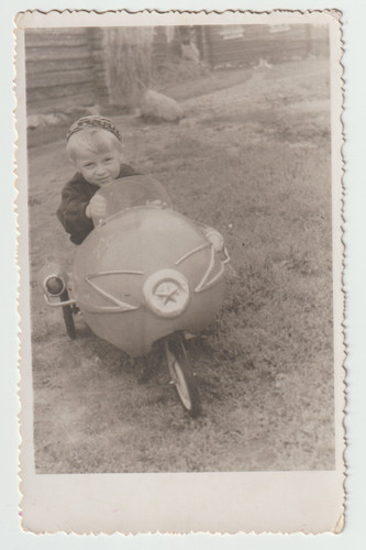 Photo woman boy toy car - boy, old
