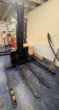 LINTEK PALLET STACKER FORKLIFT - GREAT CONDITION