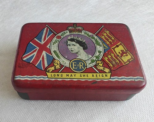 Vintage 1953 oxo tin - vintage, queen