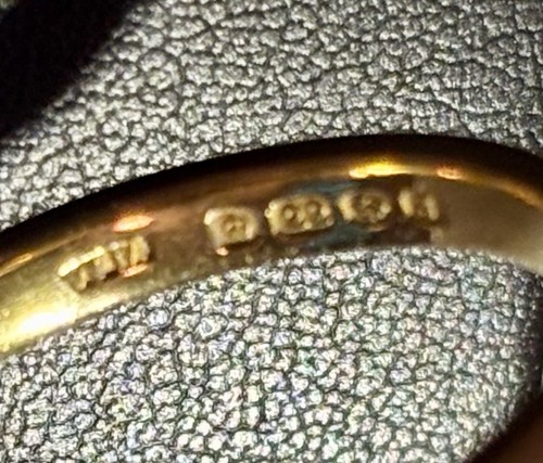 Beautiful solid 22ct - beautiful,, yellow