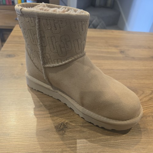 Genuine ugg classic - ugg, logo