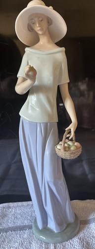 Lladro nao 1301 woman with - -,