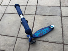 Micro Scooters Maxi Micro Deluxe Foldable LED Scooter Navy Blue