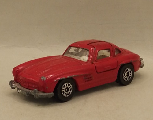 Corgi red mercedes 300 gull - 300, sl