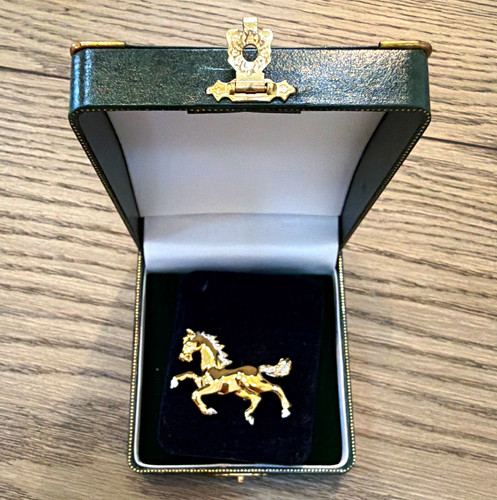 Gold tone horse brooch - tone,