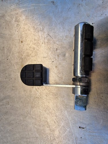 Suzuki footpeg left 1400 - footpeg,
