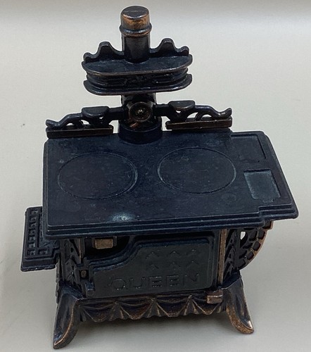 Vintage miniature metal queen - metal,