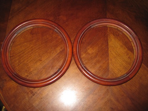 Vintage round wooden picture - round,