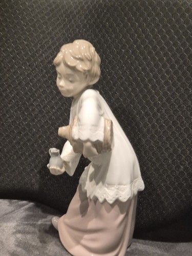 Lladro nao choir boy - choir,