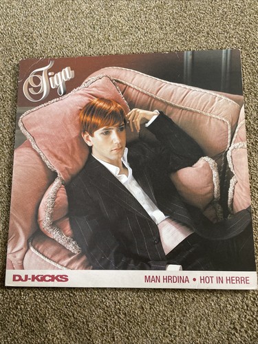 Tiga kicks hot - tiga,