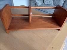 VINTAGE/ MID CENTURY WOODEN BOOK TROUGH SHELF WITH SLIDING DIVIDER. APPROX 55 cm