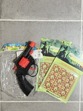 Toy cap gun with 2 packs of