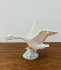 Lladro Daisa Swan Taking