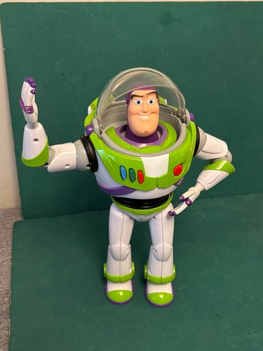 Buzz lightyear disney - lightyear, karate