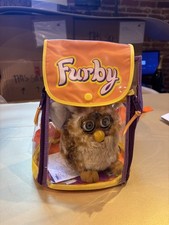 GIRAFFE FURBY 1998 WITH ORIGINAL BACKPACK AND PAPERS.