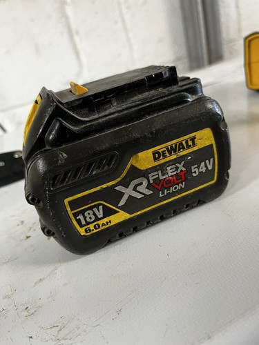 Dewalt 6ah battery - dewalt, faulty