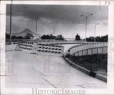1958 Press Photo Closed ramp to the Mississippi Rivers bridge on the West Bank