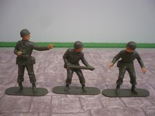 DINKY AMERICAN SOLDIERS / CREW  FOR 609 105 HOWITZER GUN  TOY SOLDIERS