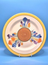 A GREAT "CROCUS" PATTERN CLARICE CLIFF PLATE. LOVELY ITEM. HIGHLY COLLECTABLE!