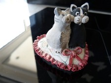 colour box cats good friends sat on a heart shape cusion retired1991