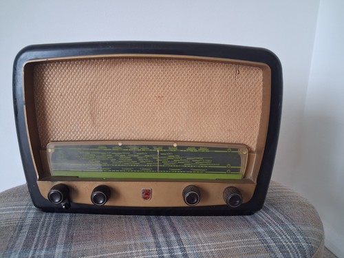 Vintage bakelite radio - vintage,
