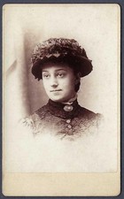 Young lady with hat - carte de
