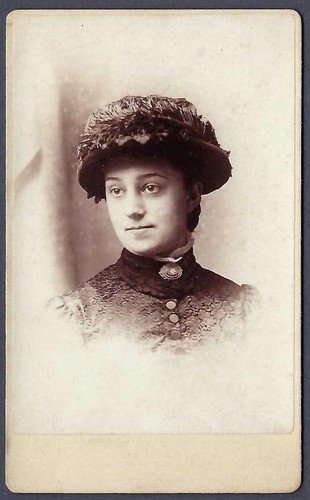 Young lady with hat - , de