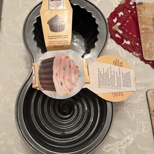 Wilton giant cupcake - wilton, tin
