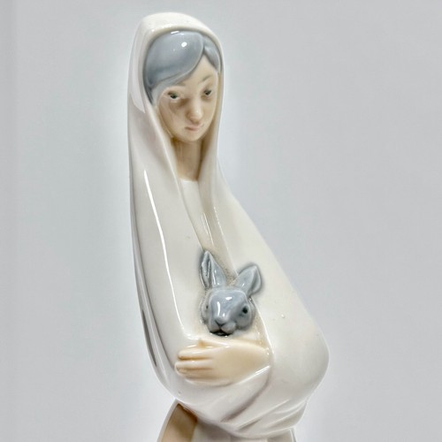 Nao lladro lady holding - nao,