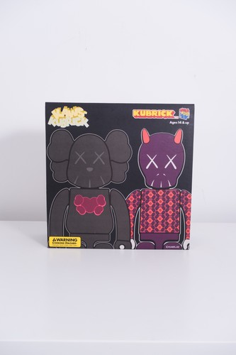 Kaws bus stop km001 - bus, 1