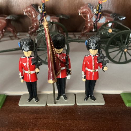 Britains 40113 escort the - britains, to