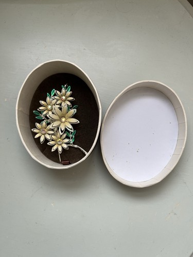 Vintage daisy flower brooch - vintage,