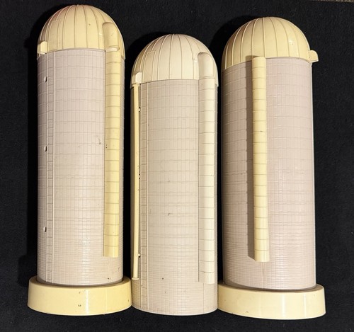 Vintage ertl farm silos - ertl, lot