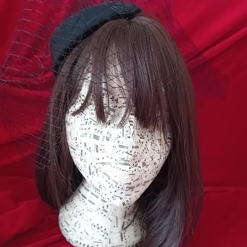 Small pillowbox black side hat - side,
