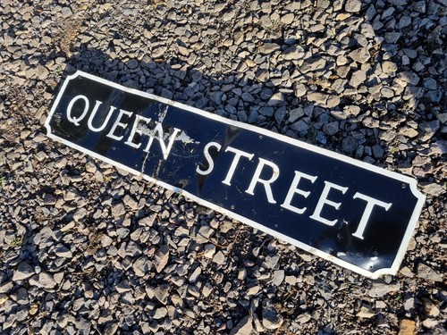 Genuine queen street - street", road