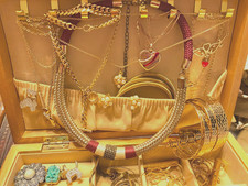 VINTAGE MIXED LOT GOLD TONE COSTUME JEWELLERY IN BOX WEAR SPARE REPAIR NOT SCRAP