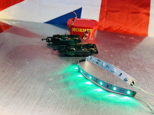 Hornby bogies x2 with - 00,