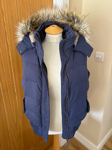 Fat face blue hooded puffer - face,