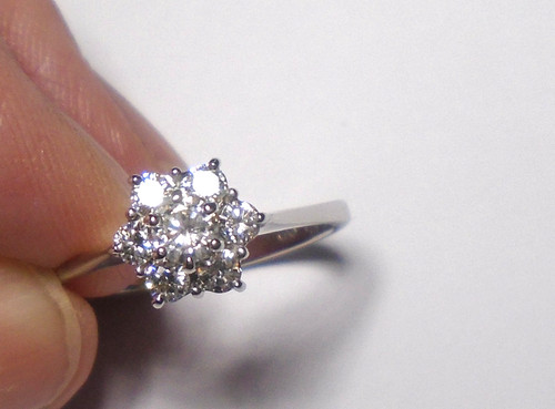 18ct gold diamond daisy - 18ct,